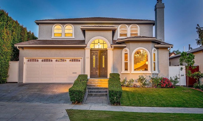 Mid-Wilshire House | Spacious 7-Bedroom Home with Breakfast and High Ratings
