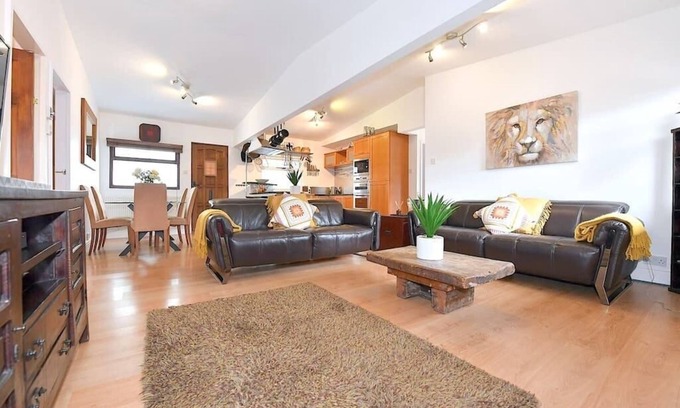 Guildford Cottage | Cozy 3BD Cottage with Parking Near Guildford