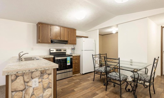 Dale House | Inviting 3BR Guest House - Ideal for COTA F1s & Families