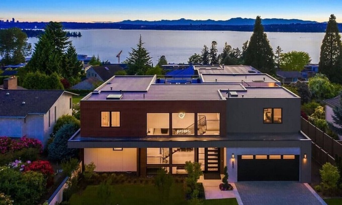 Central Houghton House | Stylish Designer Home with Views, Gym & Pet-Friendly Stay