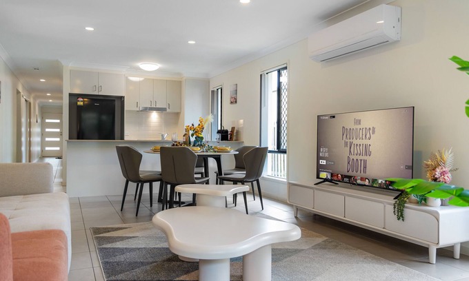 Gold Coast House | Elegant 4-Bedroom Retreat at Hope Island with Spa & Hot Tub
