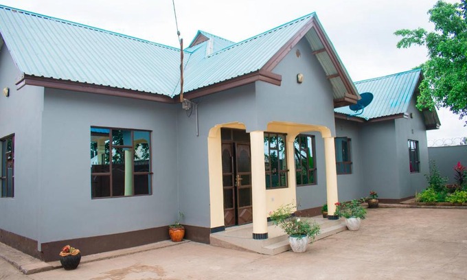 Boma la Ngombe House | Family-Friendly 4 Bedroom House with Breakfast Included