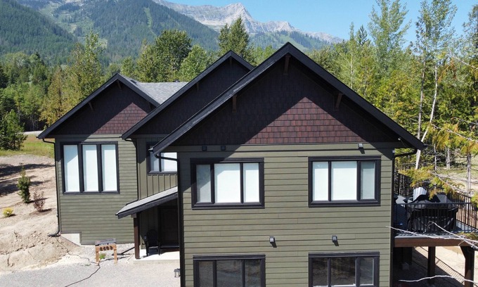 East Kootenay Ski Chalet | Elegant 4 Bedroom Retreat with Private Hot Tub & Spa