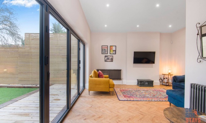 Petts Wood and Knoll House | Inviting 4-BR Bungalow with Breakfast and Child-Friendly Amenities