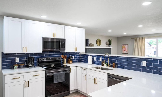 Scenic Heights House | Spacious 4 King Beds with Game Room Near Denver