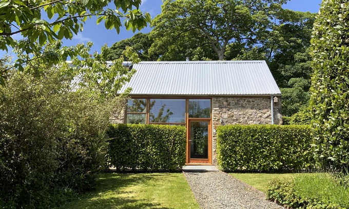 Hayscastle Cross House | Idyllic 5* Barn Retreat with Pool, Spa & Garden Escape