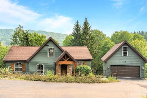 Ellicottville Ski Chalet | Tranquil 5-Bedroom Retreat with Hot Tub Near Holi-Mont