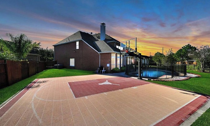 Houston House | Elegant 5-Bedroom Mansion with Private Pool & Home Theater