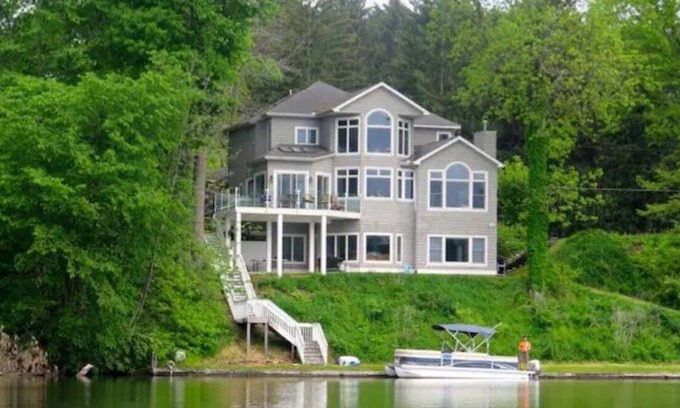 Berrien Springs House | Elegant 5BR Wine Country Retreat with Hot Tub & Spa