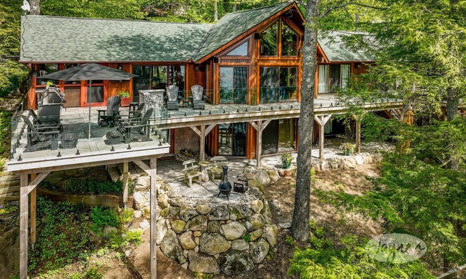 Port Carling Cottage | Inviting 6-Bed Cottage on Lake Muskoka with Hot Tub & Beach