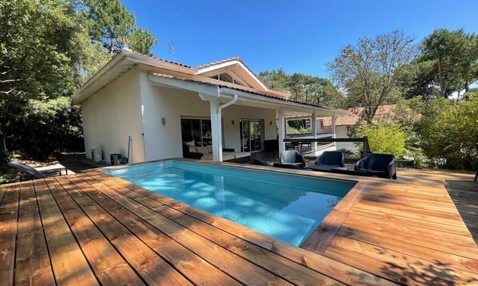 La Teste-de-Buch Villa | Inviting Villa with Pool & Hot Tub, Perfect for 10 Guests