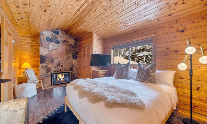Salt Lake Mountain Resorts House | Cozy Alta Cabin Steps from Skiing with Fireplace & Kitchen