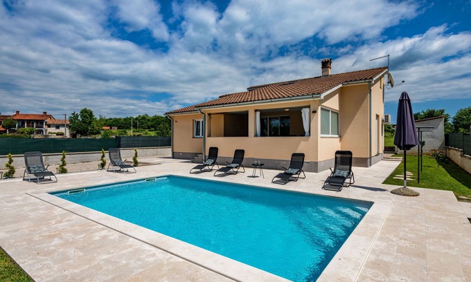 Cere Villa | Idyllic Holiday Home with Ocean View in Central Istria