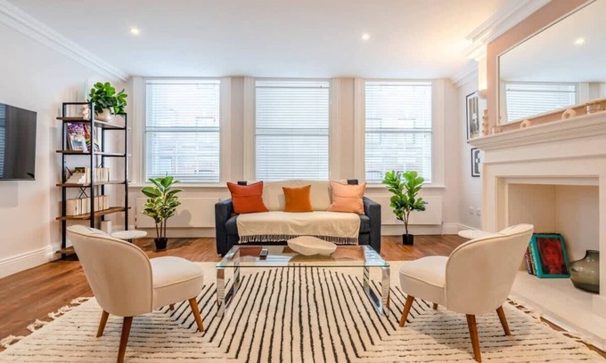 Soho Apartment | Stylish 1-Bed Soho Retreat with Family-Friendly Amenities