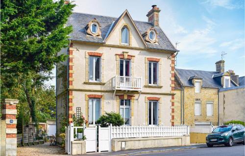 Arromanches-les-Bains Apartment | Cozy Apartment in Arromanches with Free Wifi for Families