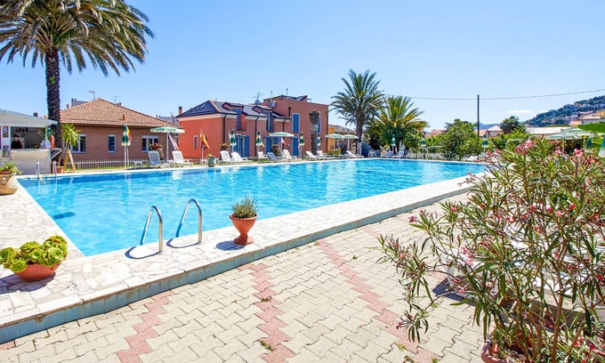 Pietra Ligure Apartment | Cozy 1 Bedroom Stay in Pietra Ligure with Ocean Views