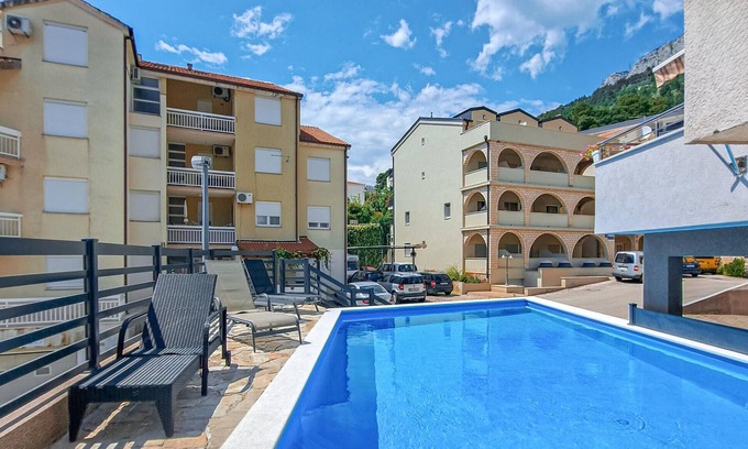 Baska Voda Apartment | Relax by the Ocean: Vacation Apartment with Pool Access