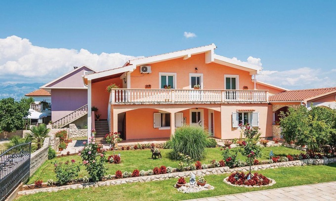 Podgradina Apartment | Cozy 1 Bedroom Stay with Oceanfront Views in Podgradina