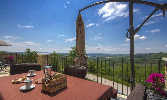 Krasica Apartment | Comfortable 2 Bedroom Stay in Buje with Spa & Breakfast