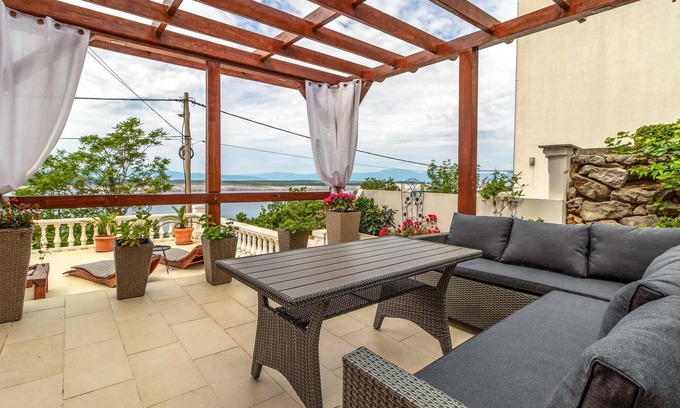 Klanfari Apartment | Cozy 1 Bedroom Retreat in Dramalj with Ocean Views