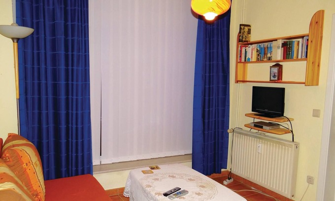 Schonberg Apartment | Cozy 1 Bedroom Accommodation in Schönberg with Pool & Spa