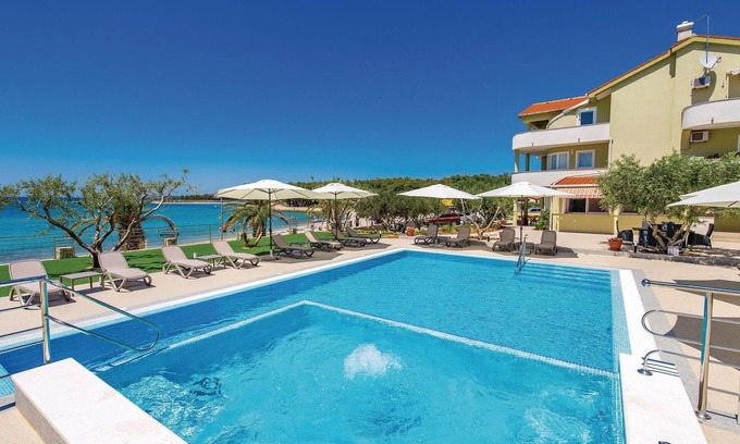 Povljana Apartment | Cozy 1 Bedroom Retreat with Oceanfront Views in Povljana