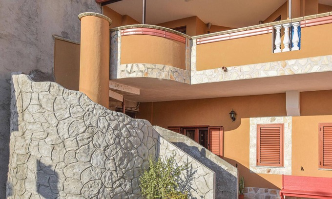 Limbadi Apartment | Cozy Oceanfront Apartment in Calabria with Spa & Breakfast