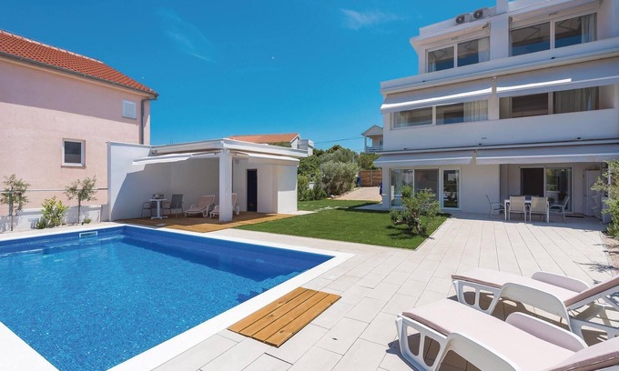 Susica Apartment | Relaxing 2 Bedroom Retreat with Ocean Views in Murter
