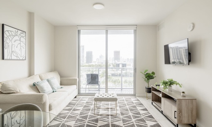 Northeast Miami Apartment | Stylish Apartment in Design District with Ocean View & Spa