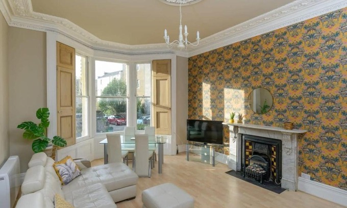 Clevedon Apartment | Cozy Apartment Steps from Clevedon Seafront - 8.7/10 Rating