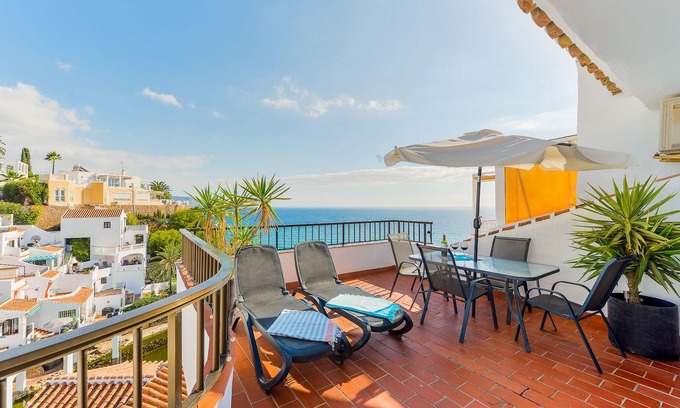 Chimenea Apartment | Beautiful Apartment with Balcony & Oceanfront Pool Access
