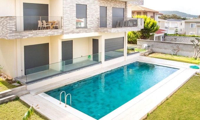 Ilica Apartment | Gorgeous Apartment With Pool and Balcony In Izmir