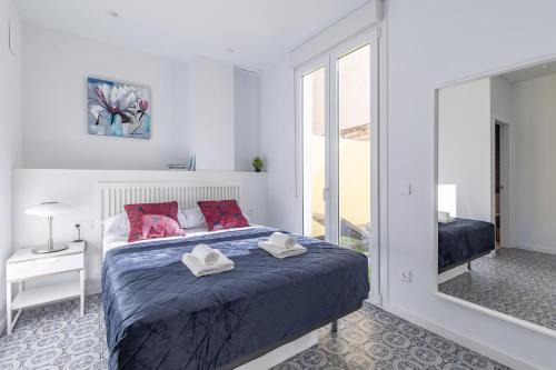 La Petxina Apartment | Beautiful Apartment with Private Terrace for Family Getaways
