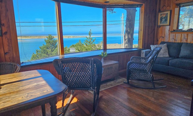 Netarts Apartment | Bright Bay View Apartment with Oceanfront Amenities