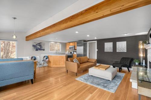 Bluffton House | Gorgeous Beach! Lakefront with large Wooden Deck