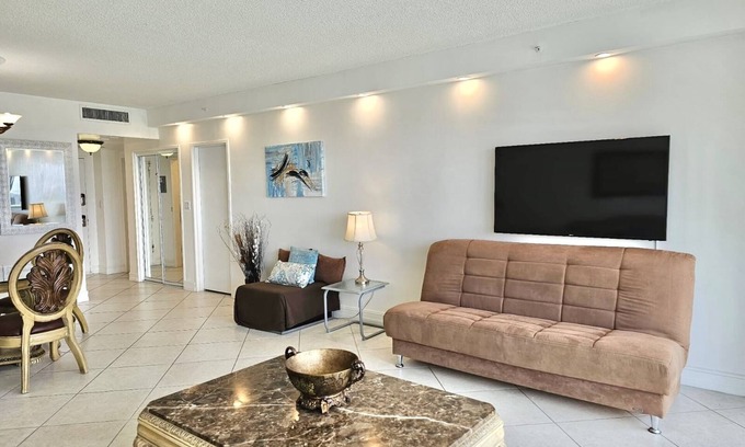 La Gorce Condo | Beachfront Pavilion with Pool, Gym & Free Valet Parking