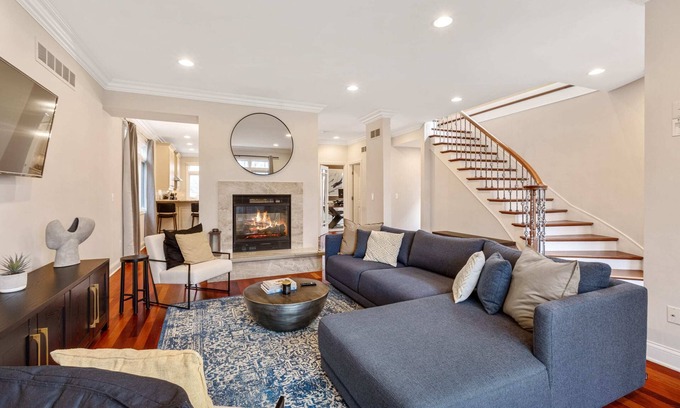 Birmingham House | Elegant Birmingham Residence with Home Gym Access