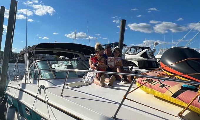 Tallman Boat Rental | Relaxing Weekend Getaway: Pet-Friendly Boat Cabin Cruiser