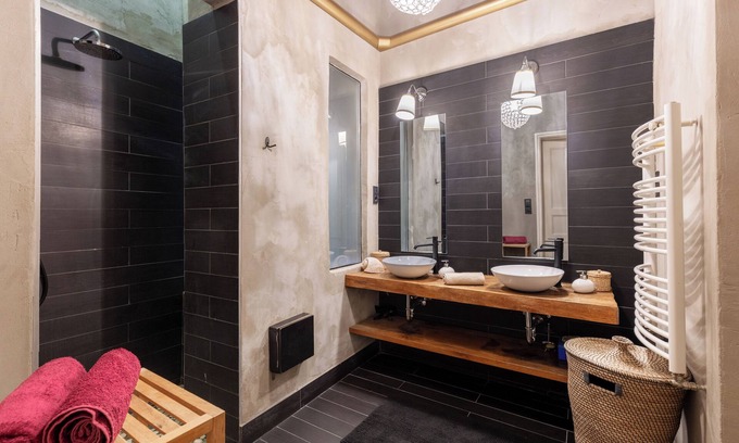 Erzsebetvaros Apartment | Pet-Friendly Bourgeois Bohème Apartment Near Jewish Synagogue