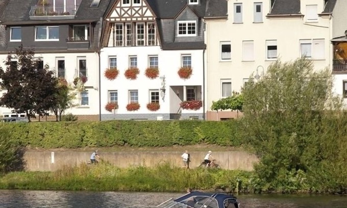 Zell Apartment | Bright Riverside Apartments in Zell Mosel - Rated 9.6/10