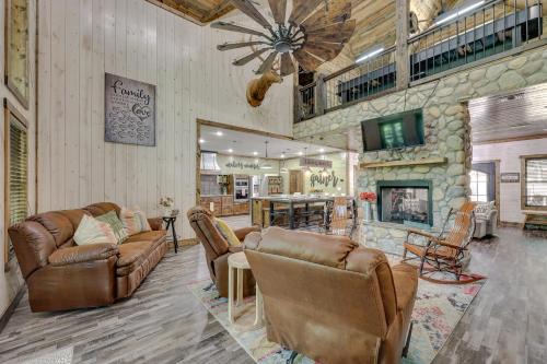 Broken Bow House | Family Retreat in Broken Bow with Private Hot Tub & Spa
