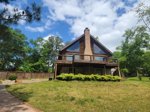 Anderson Villa | Inviting Cabin by Lake with Waterview and Pool Access