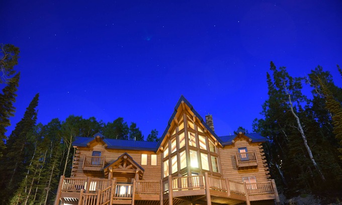 Brian Head Cabin | Spacious Cabin for Large Families with Pool & Breakfast