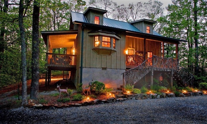 Lake Toxaway Cabin | Inviting Cabin with Wi-Fi, Hot Tub & 10/10 Guest Rating