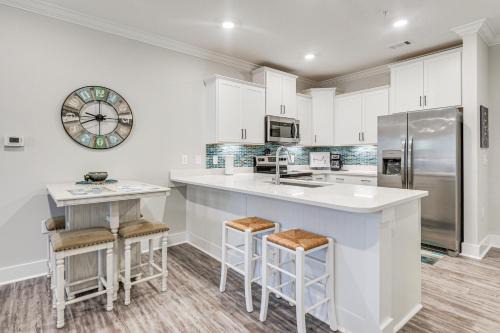 Calabash Apartment | Inviting Calabash Condo with Pool Access and Balcony