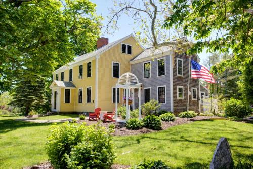 West Barnstable House | Cozy Farmhouse Retreat with Hot Tub near the Beach