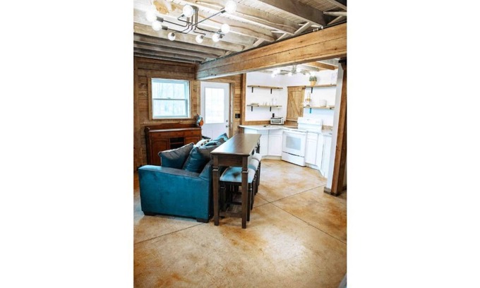 Granville House | Elegant Carriage House - Guest Rated 10/10 for Comfort!
