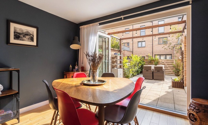 Gifford House | Stylish Central 3-Bed House with Free Parking & Garden