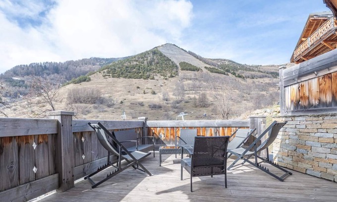 Huez-en-Oisans Ski Chalet | Inviting Chalet for 10 with Outdoor Jacuzzi in Huez