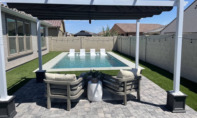 Glendale House | Modern Hotel Near Stadium, Pet Friendly & Ocean View